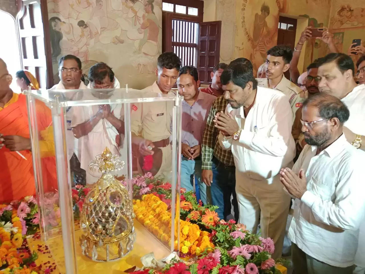 बुद्ध पूर्णिमा पर केन्द्रीय मंत्री आठवले ने भगवान बुद्ध के अस्थि कलश का किया दर्शन