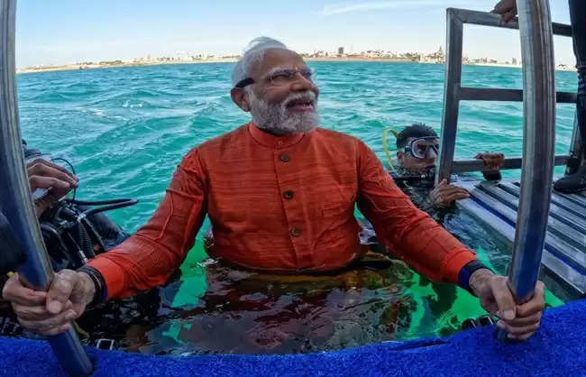 लक्ष्यद्वीप के बाद प्रधानमंत्री नरेन्द्र मोदी ने द्वारका में स्कूबा डाइविंग की