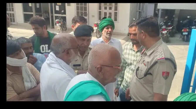 कैथल: धान खरीद में देरी से भड़के किसान, मार्केट कमेटी कार्यालय के गेट पर जड़ा ताला