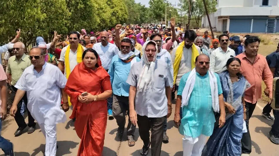 जैतपुरी के ग्रामीणों ने कलेक्ट्रेट घेरा, वन विभाग की कार्रवाई से आक्रोशित