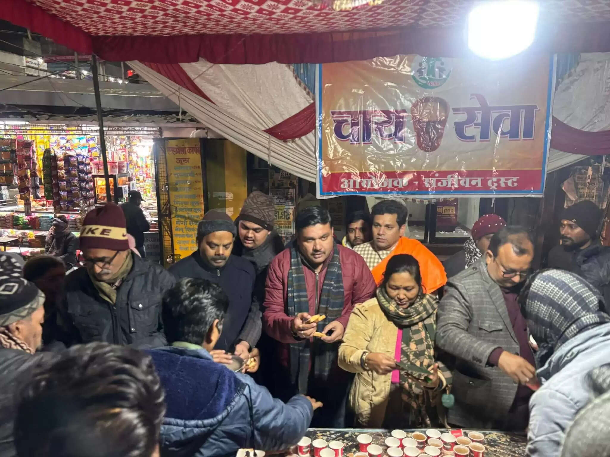 कड़ाके की ठंड में निर्धनों व असहाय का सहारा बनी 'संजीवन' चाय