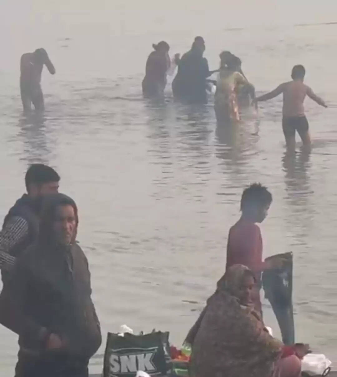 जय गंगा मइया के जयघोष संग मकर संक्रांति पर श्रद्धालुओं ने लगाई आस्था की डुबकी