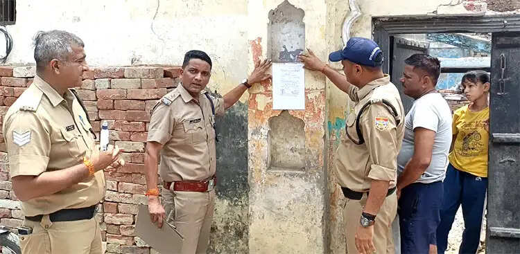 जमीन घोटाले के फरार आरोपिताें पर शिकंजा, ढोल-नगाड़ों के साथ हुई उद्घोषणा