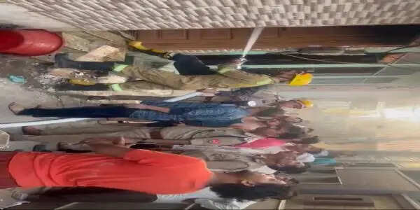 बागपत : आग से चार दुकानें व मकान का सामान जलकर खाक