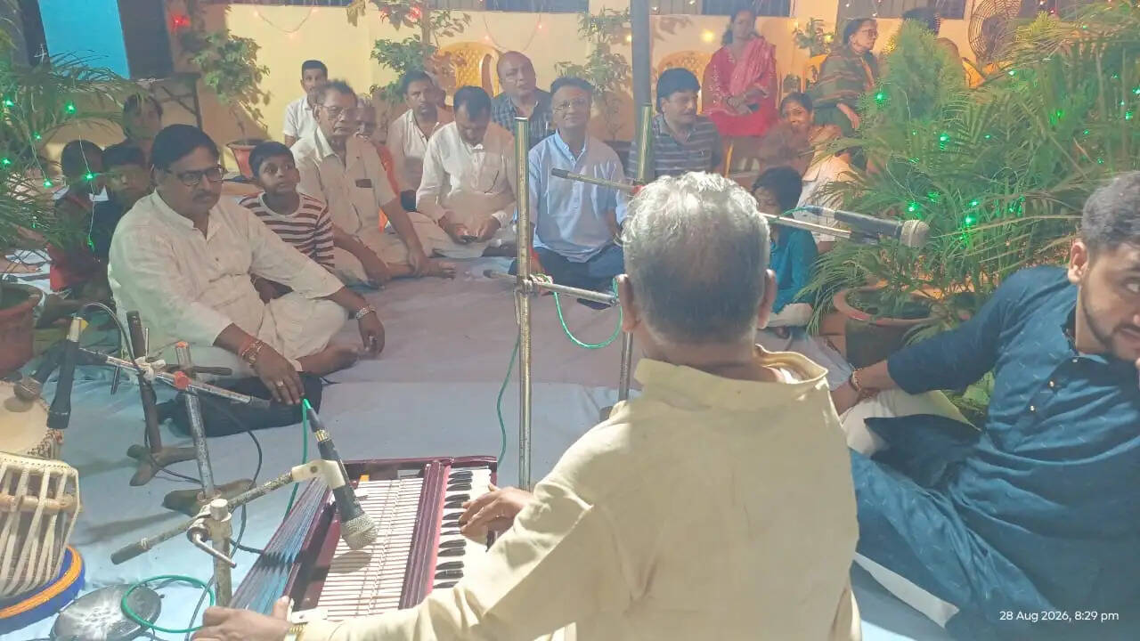स्व. ब्रजेंद्र बहादुर के आवास पर आयोजित हुआ झूलन उत्सव, गीत-संगीत से सजी शाम