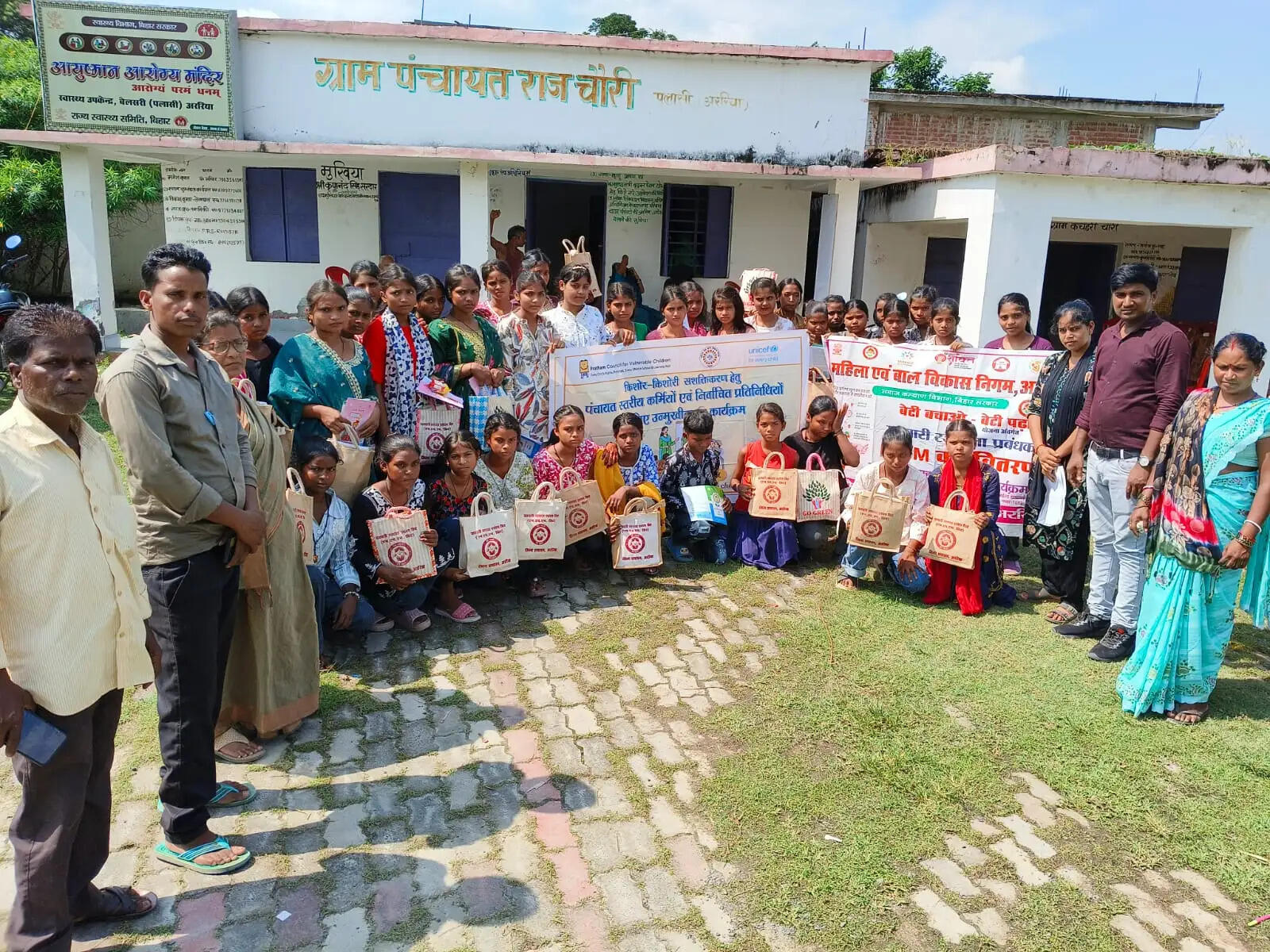 महादलित समुदाय की किशोरियों के बीच एमएचएम किट का वितरण