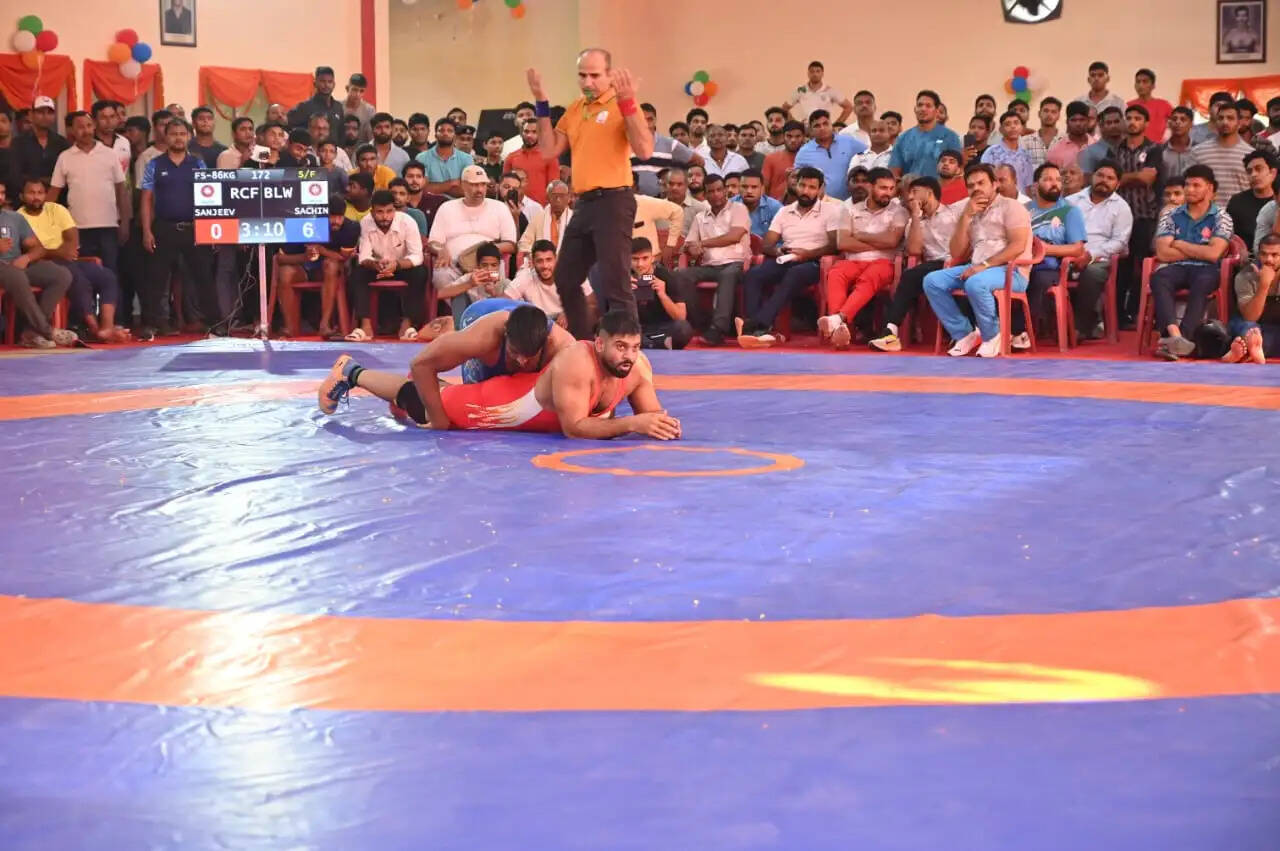 बरेका में अंतर-रेलवे कुश्ती के दूसरे दिन दांव-पेंच का रोमांच, फ्री स्टाइल में सेमीफाइनल की तस्वीर साफ
