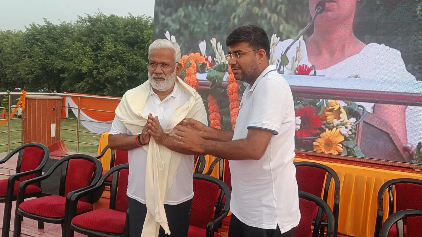 गाेरखपुर में प्रभारी मंत्री की उपस्थिति में हजारों लोगों ने किया सामूहिक योगाभ्यास