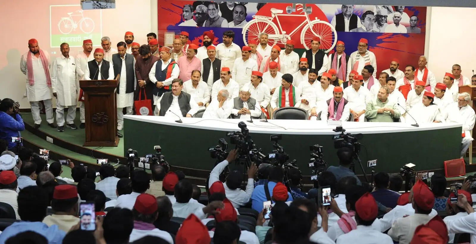 सपा की सरकार बनाने के लिए बूथ जीतना जरूरी : अखिलेश यादव