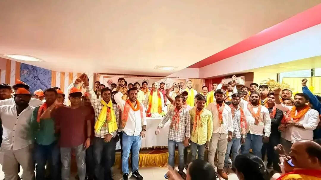 विभिन्न दलों के सैकड़ों युवाओं ने थामा भाजपा का दामन
