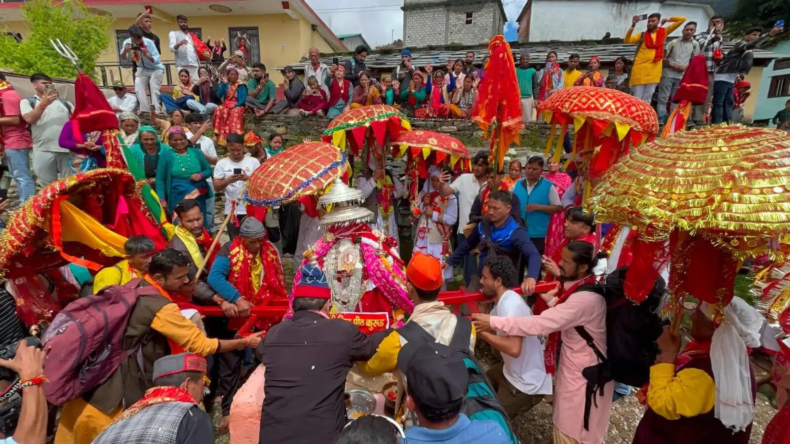 रामणी में उमड़ा आस्था का सैलाब, नंदा की डोलियां कैलाश रवाना