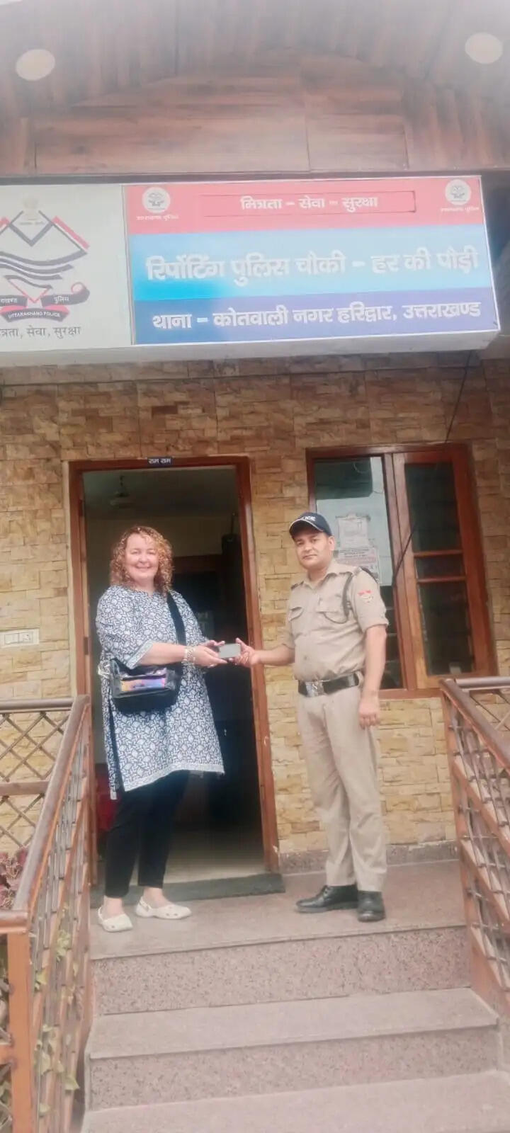 गंगा आरती देखने आई विदेशी महिला का खोया मोबाइल पुलिस ने लौटाया