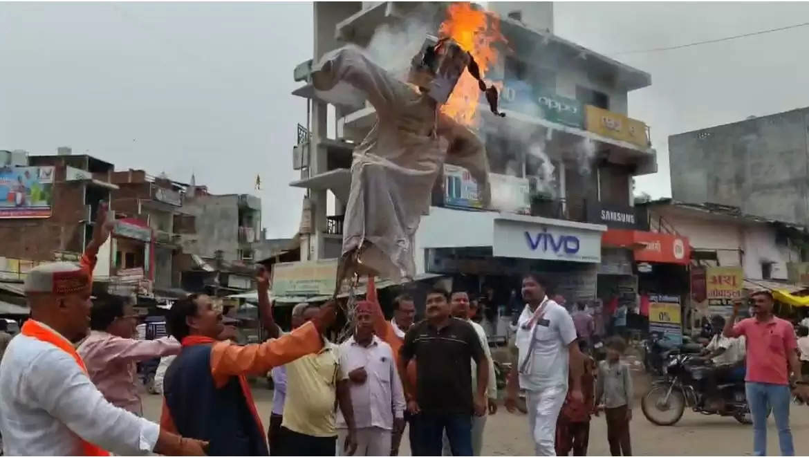 अमेठी में फूंका गया राहुल गांधी का पुतला