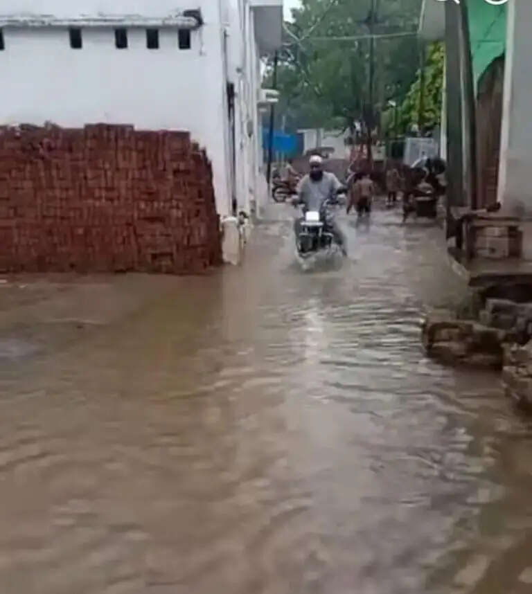 जल निगम की लापरवाही शमसाबाद बना टापू,ईओ ने दर्ज कराई शिकायत