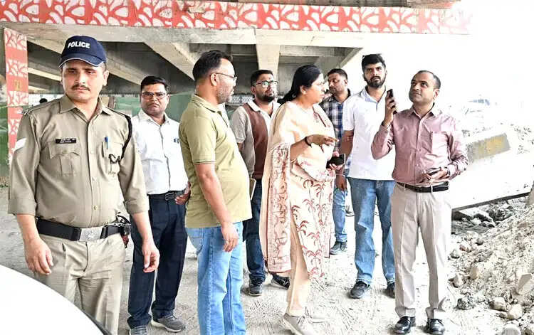 सीवरेज कार्यों का डीएम ने किया निरीक्षण, 5 दिन में काम पूरा करने के निर्देश