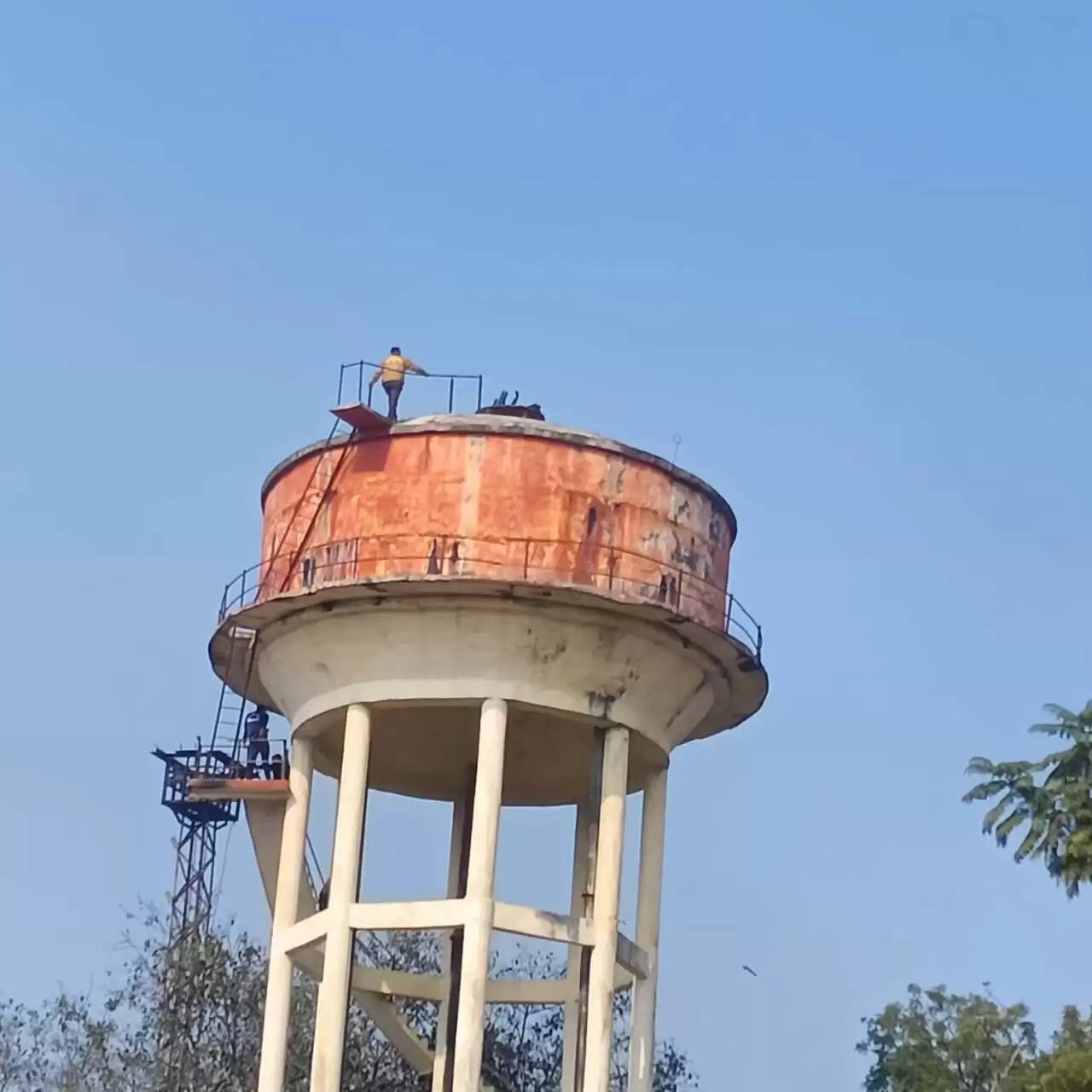 सुलतानपुर : पानी की टंकी पर चढ़ा नेपाली युवक