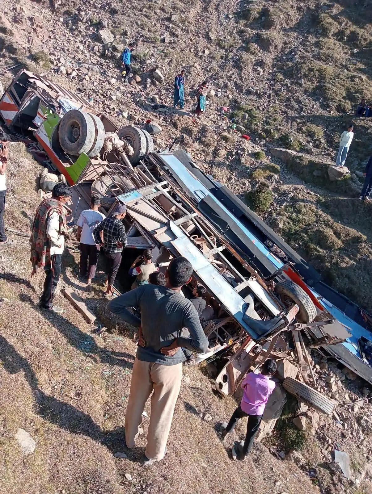 उधमपुर में बस के खाई में गिरने से एक लड़की की मौत,&nbsp;16 घायल