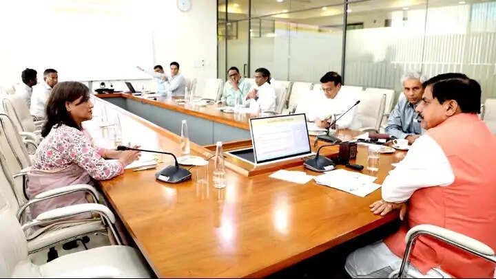 ग्रामीण क्षेत्रों में सड़क निर्माण में आधुनिक तकनीक का करें अधिक उपयोग : मुख्यमंत्री डॉ. यादव