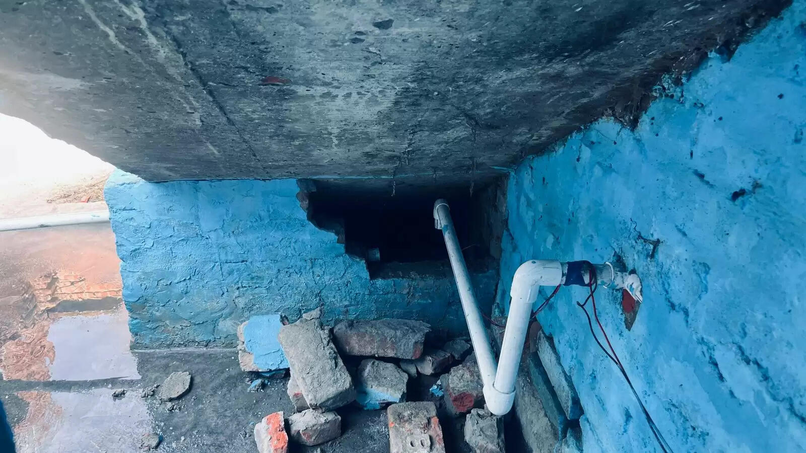 भीड़ भाड़ वाले इलाके में स्थित मदरसे में चोरी से आक्रोश