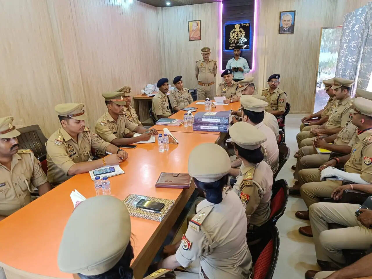 डीआईजी ने थाने पर माैजूद चौकीदारों को सम्मानित कर बढ़ाया उत्साहवर्धन