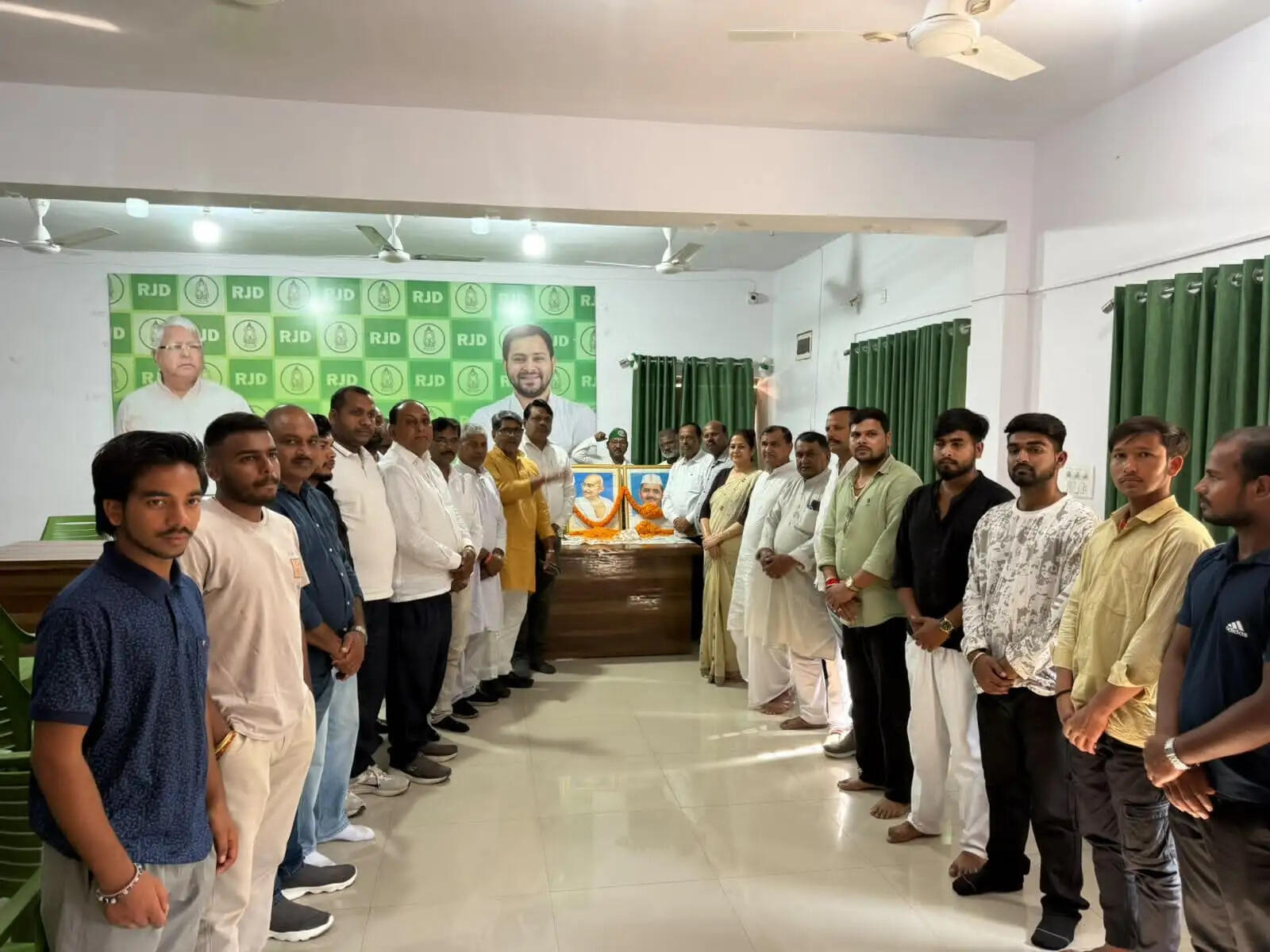 राजद ने महात्मा गांधी और लाल बहादुर शास्त्री को दी श्रद्धांजलि