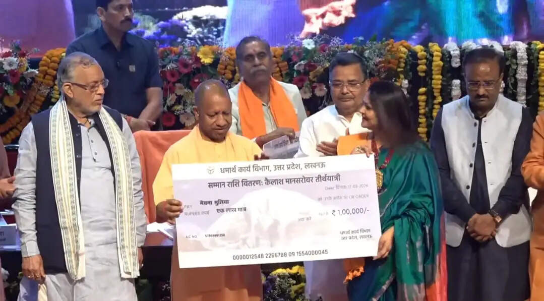 मुख्यमंत्री योगी ने कैलाश मानसरोवर के यात्रियों को वितरित की 5.5 करोड़ रुपये की सहायता राशि