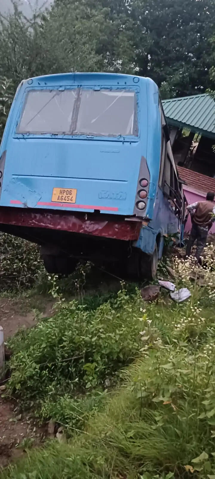 रामपुर बस हादसा : बस में नहीं मिली खराबी, धंसा हुआ था सड़क का बाहरी किनारा