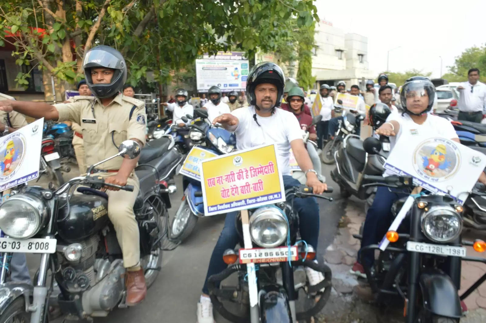 कोरबा: आम नागरिकों के साथ बाइक चलाकर कलेक्टर व एसपी ने मतदाताओं को किया जागरूक