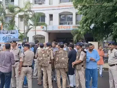 भोपाल: कांग्रेस के दिल्ली प्रदर्शन के विरोध में सड़कों पर उतरी भाजपा, पुलिस ने पीसीसी दफ्तर जाने से रोका