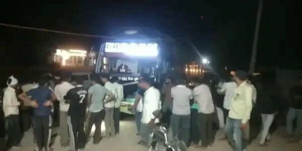 स्लीपर बस की टक्कर से मां-बेटी सहित तीन की मौत, बाइक को 20 फीट तक घसीटा