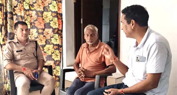 बच्चे विदेश में, बुजुर्ग अकेले, दरवाजे पर पहुंची पुलिस तो छलक पड़ी आंखें