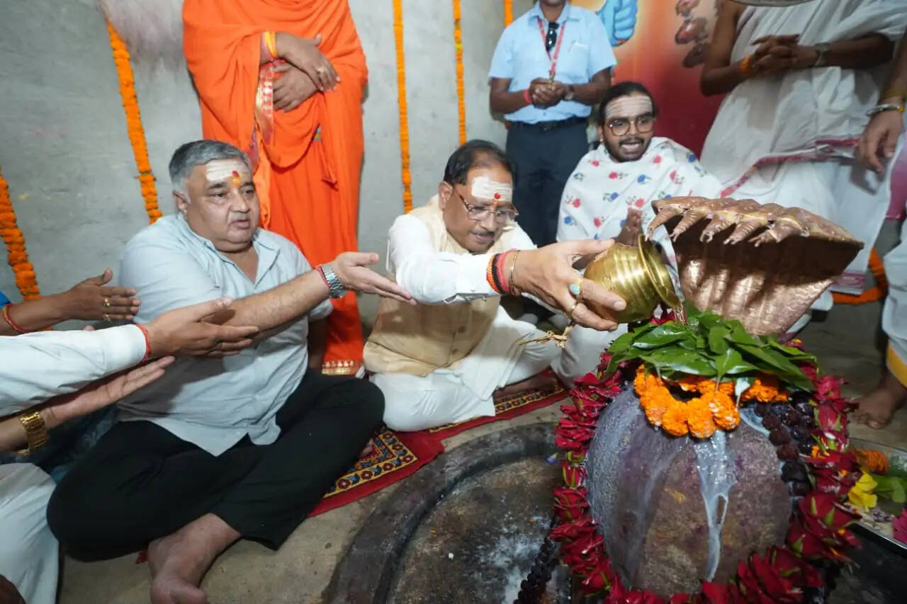 मुख्यमंत्री विष्णुदेव साय ने बाबा कर्मेश्वर का किया रुद्राभिषेक, प्रदेशवासियों की सुख-समृद्धि की कामना