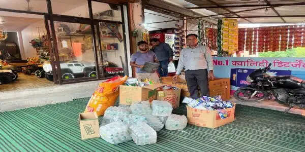 लक्सर में खाद्य सुरक्षा विभाग ने दो कुंतल एक्सपायरी सामान जब्त कर नष्ट किया