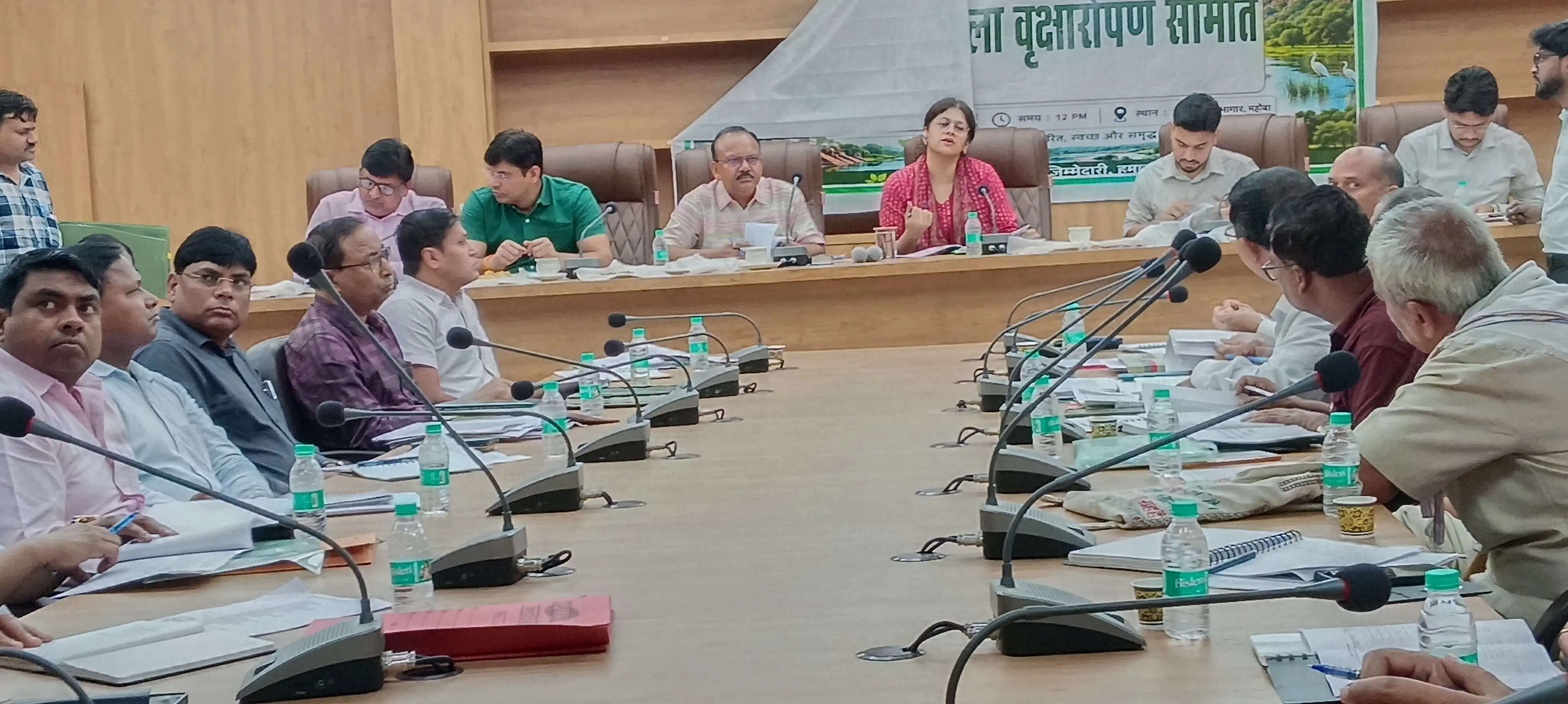 भूमि संरक्षण अनुभाग खेत-तालाब योजना जल्द करे पूर्ण : डीएम