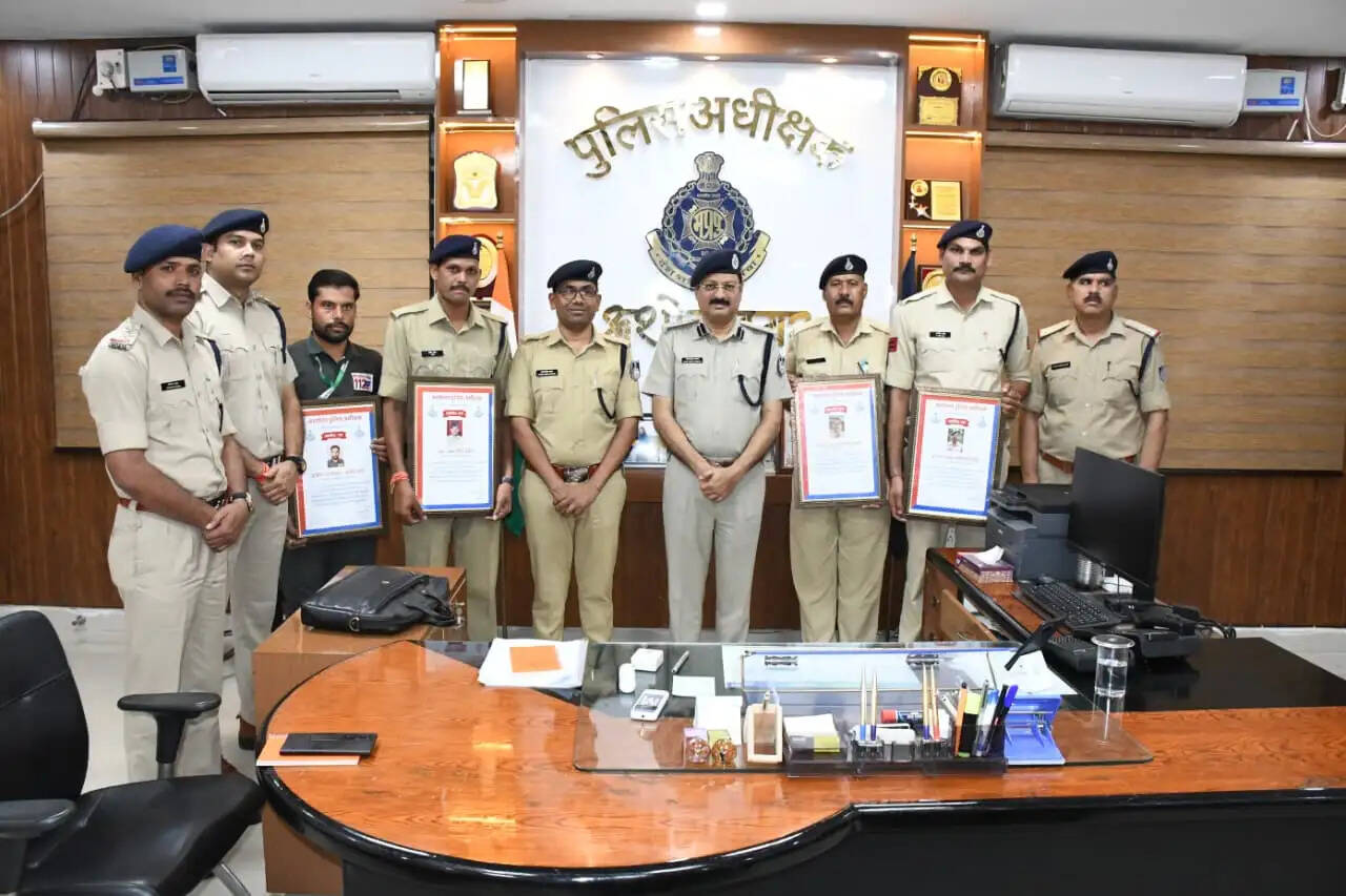 अशोकनगर: मौत के मुंह से बचाने वाले देवदूत 112 के पांच पुलिसकर्मी, एसपी ने किया सम्मानित