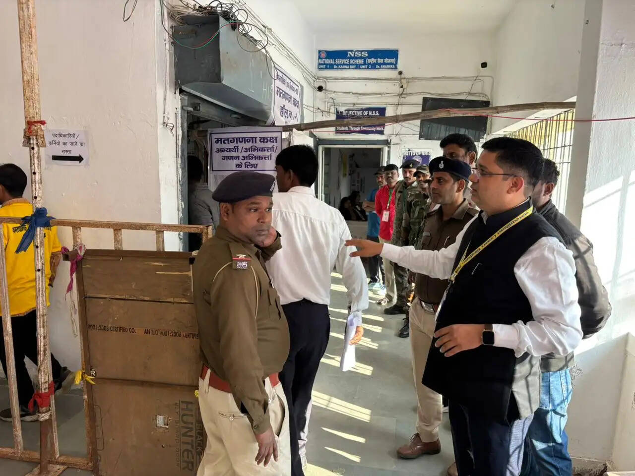 मतगणना कक्ष का अधिकारियों ने किया निरीक्षण