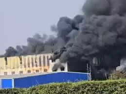 इंदौर: चाकलेट की फैक्ट्री में लगी भीषण आग, आग की ऊंची लपटें उठी, दूर से दिखा धुएं का गुबार