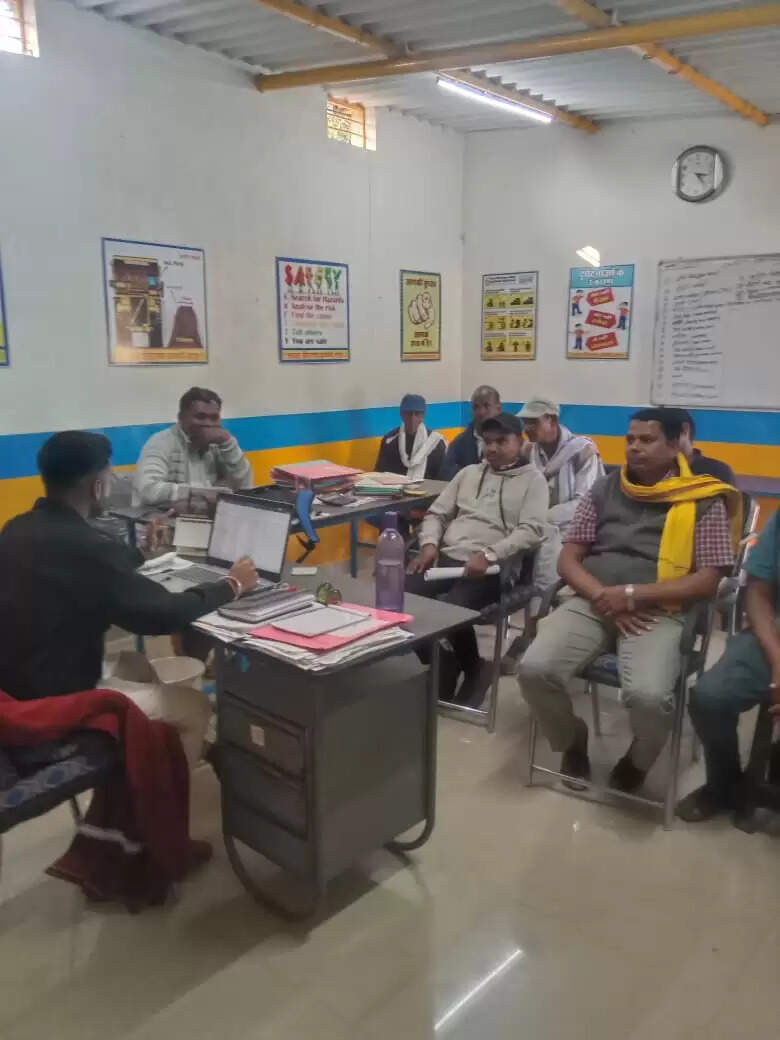 अंबिकापुर: अदानी परियोजनाओं में बाहरी युवाओं को तरजीह, स्थानीयों की अनदेखी पर आंदोलन की चेतावनी