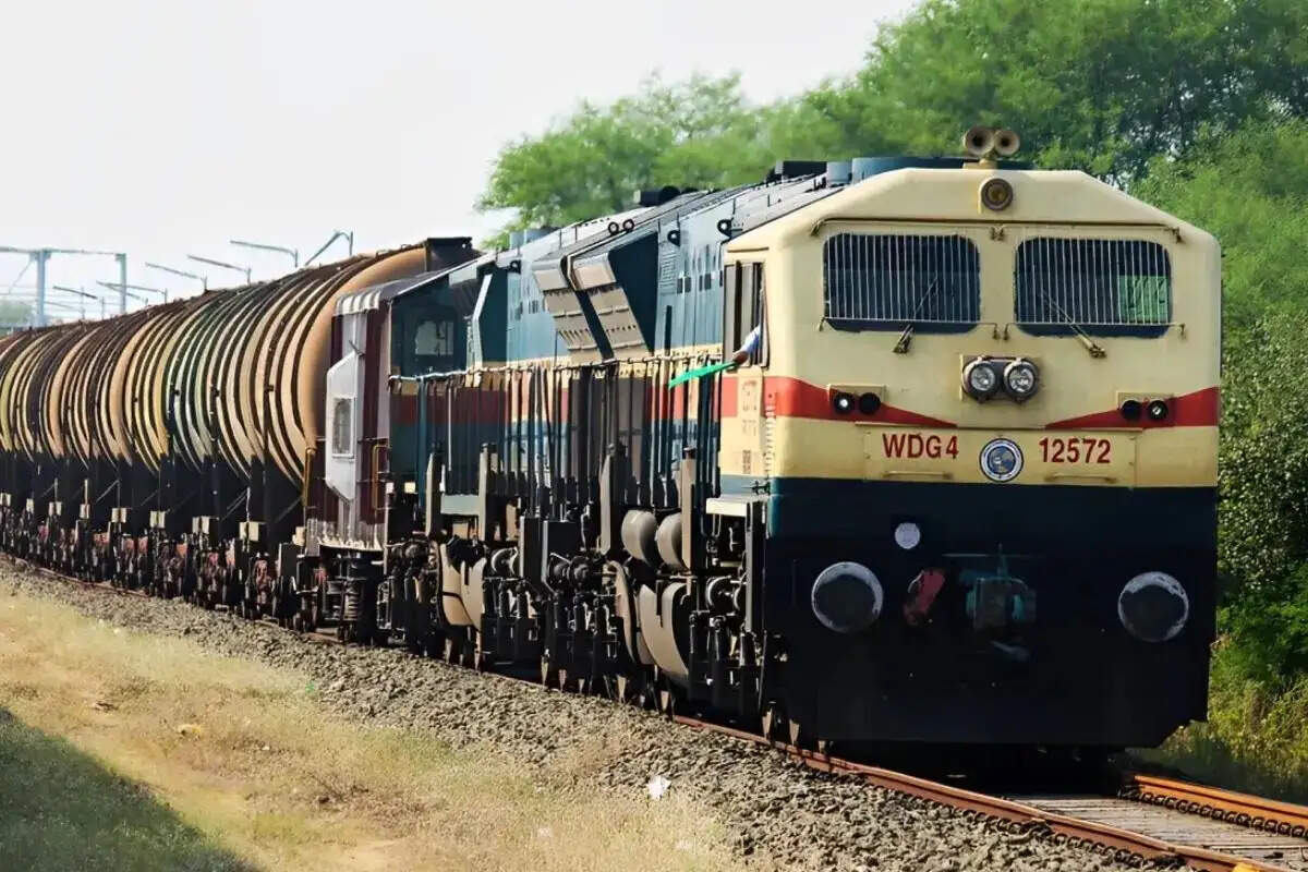 दो बच्चों के साथ मालगाड़ी के आगे कूदी महिला, धड़ से अलग हुआ मां-बेटे का सिर