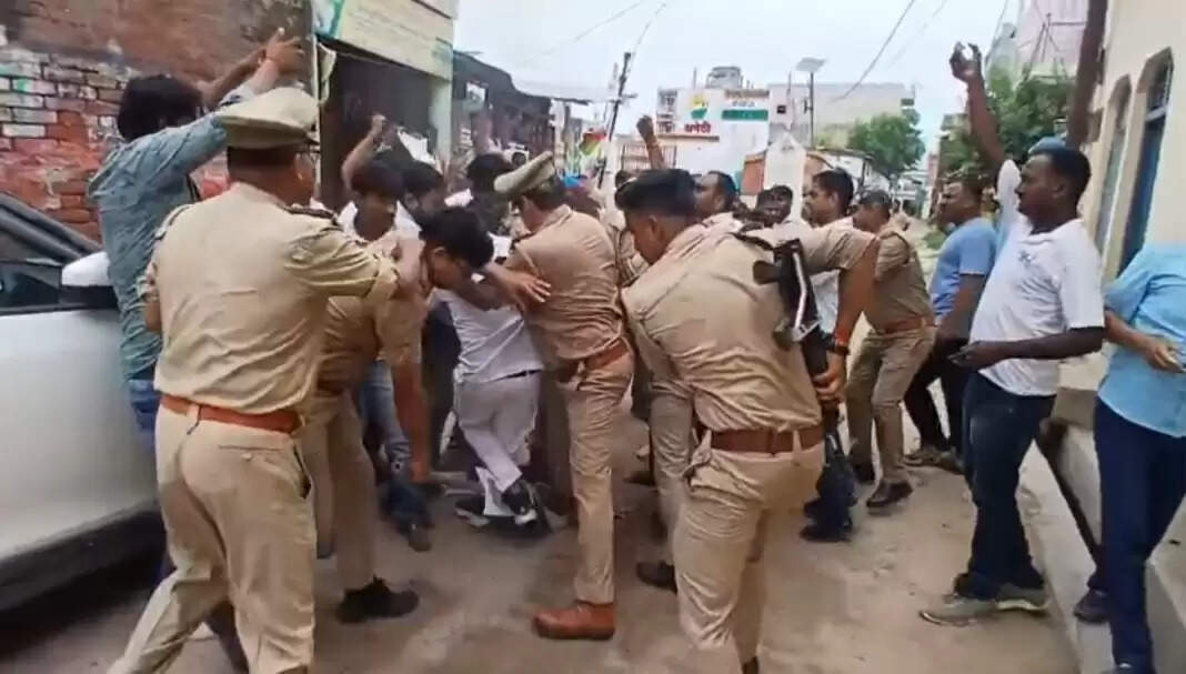 अमेठी में यूथ कांग्रेस का धरना-प्रदर्शन, मंत्री दिनेश प्रताप सिंह का पुतला दहन