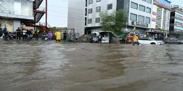 जयपुर में इस सीजन की पहली तेज बारिश, दाे इंच तक बारिश से सड़कें लबालब