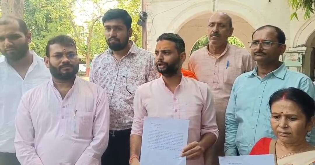 सनातन भावनाओं को ठेस पहुंचाने का आरोप, विधायक अमिताभ बाजपेयी के खिलाफ कार्रवाई की मांग