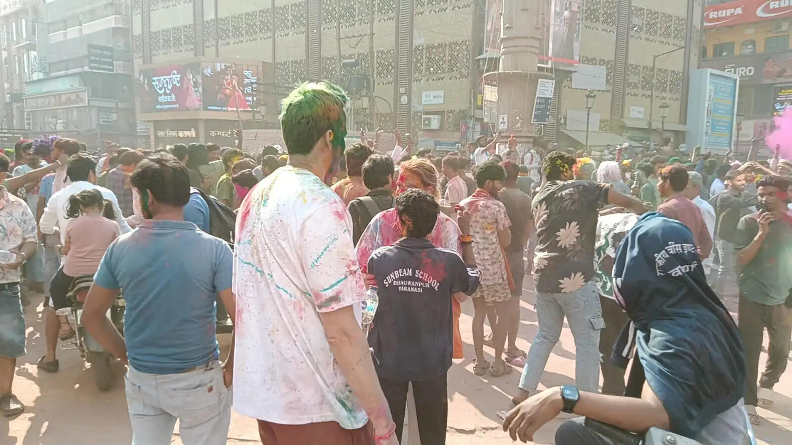 रंगों के पर्व होली पर काशी में चहुंओर उल्लास और मस्ती के बीच उड़ रहे रंग और गुलाल