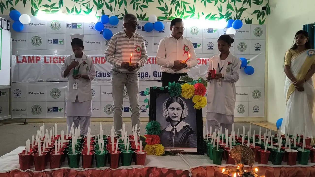 नर्सिंग कॉलेज में लैंप लाइटिंग-ओथ टेकिंग समारोह आयोजित