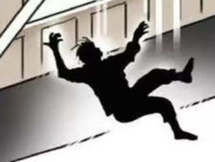 फ्लैट की बालकनी से कूदकर दसवीं कक्षा की छात्रा ने की आत्महत्या
