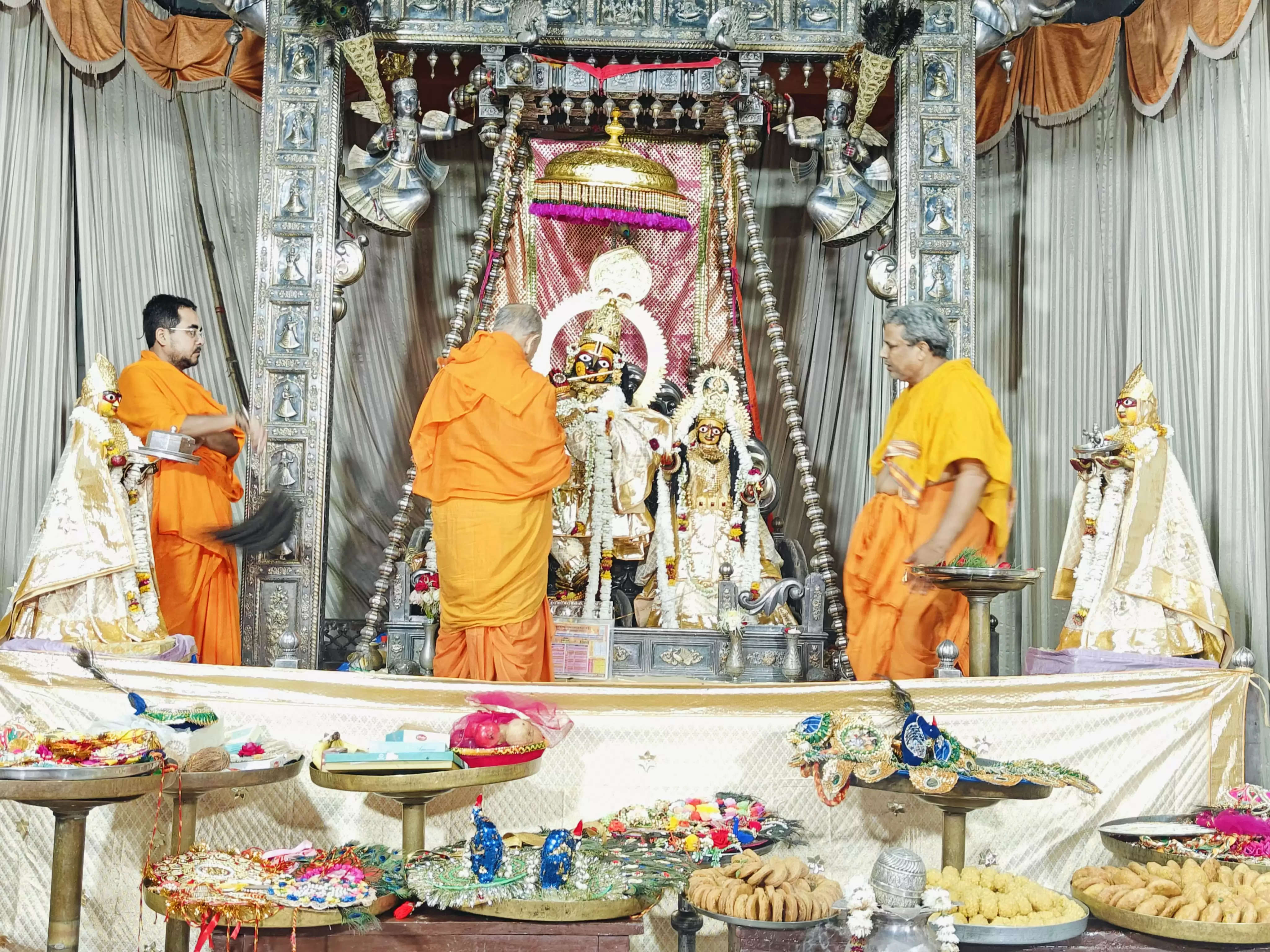 गोविंददेवजी मंदिर में ठाकुरजी और राधा रानी जी की कलाई पर सुनहरी कलाबूत की राखी बांधी