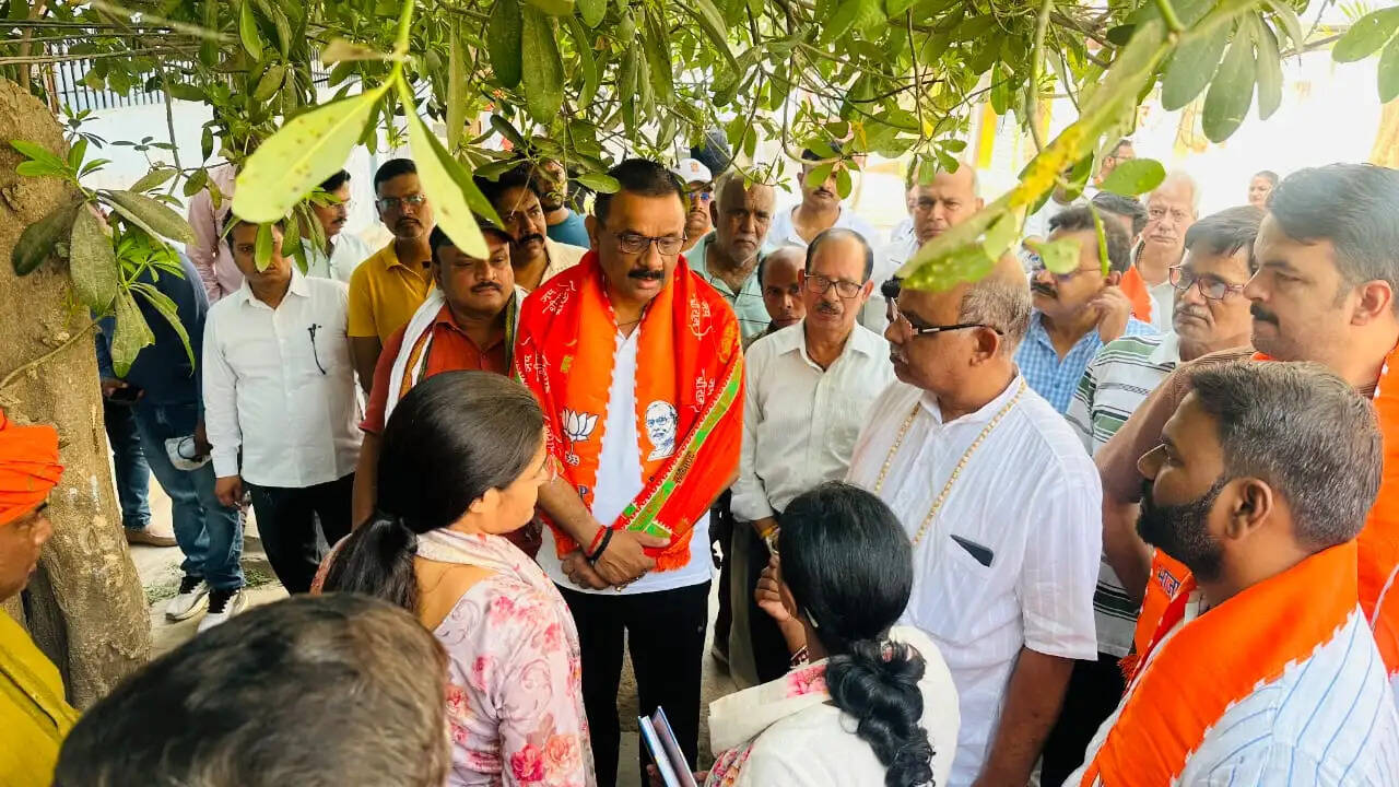 वाराणसी : जानकी नगर में सिल्ट छोड़ने पर महापौर नाराज, 24 घंटे में उठाने के दिए निर्देश