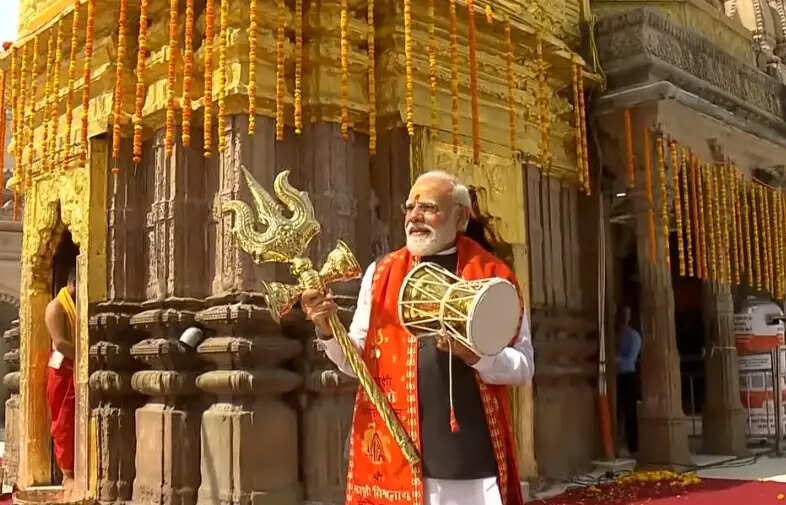 प्रधानमंत्री मोदी ने श्रीकाशी विश्वनाथ के दरबार में लगाई हाजिरी, बच्चों पर बरसाया प्यार, हरदोई रवाना