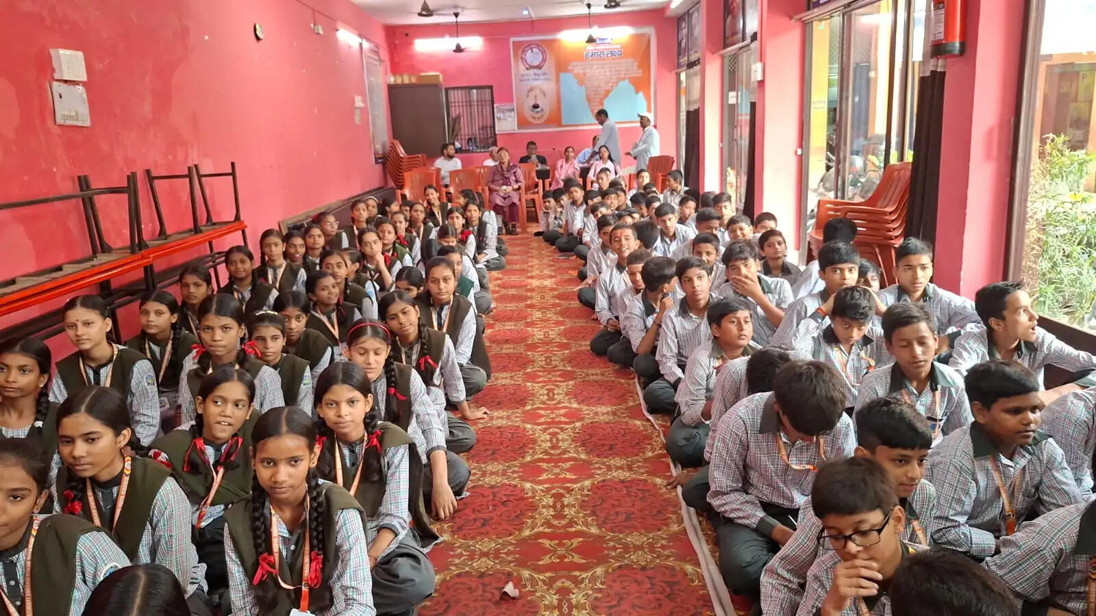 स्वच्छता जागरूकता कार्यक्रम आयोजित उत्कृष्ट छात्र हुए पुरस्कृत