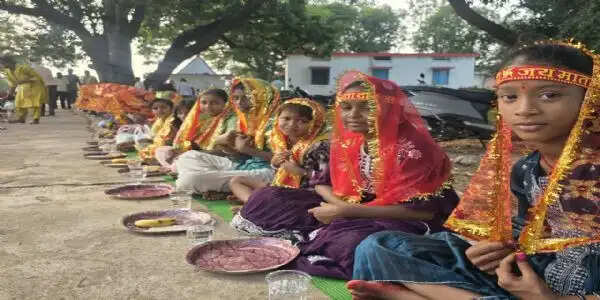बालिकाओं को भोजन कराकर भेंट की उपयोगी सामग्री, कन्या पूजन पर ग्राम पंचायत सोरम की पहल